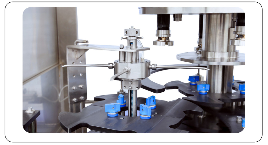 Máquina de tapón de tornillo automático rotativo controlado por PLC 6 cabeza 50ML-1000ML Max 7500 BPH