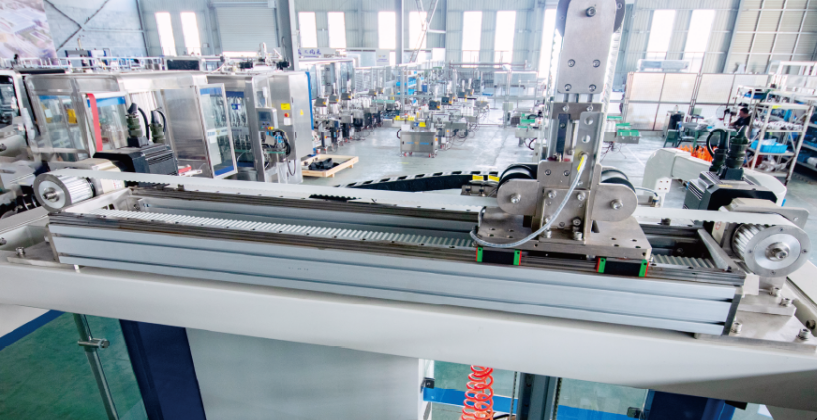 Máquina de embalaje de cartón totalmente automática con convertidor de frecuencia de pantalla táctil y sistema servo para el envasado de botellas