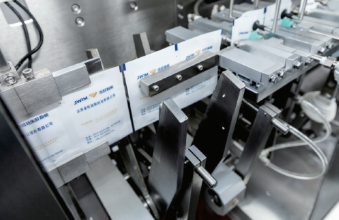 Máquina de llenado de líquido de pistón que integra la formación de bolsas de llenado, el sellado y el transporte del producto terminado en un solo sistema