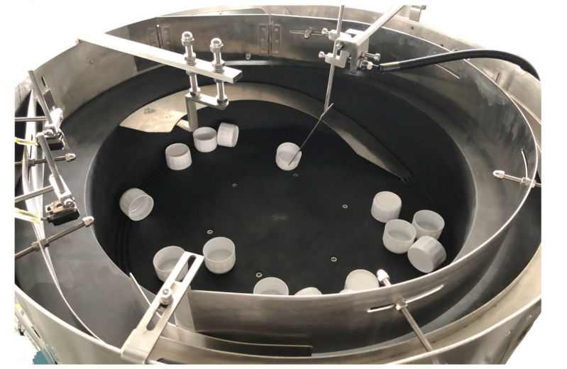 Máquina llenadora de pesticidas que utiliza estructura giratoria y tecnología de agarre de tapas para operaciones de llenado rápidas y precisas